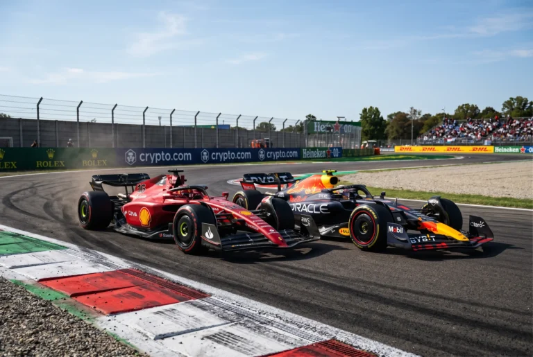Formula 1 cars in close formation on a Grand Prix circuit during a Sunday race start